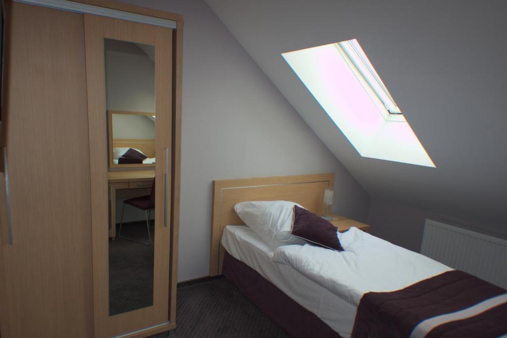 Hotel Pod Zlota Korona Opole Bilik gambar